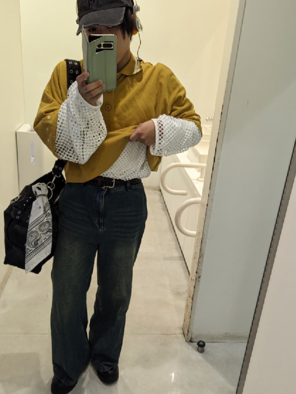 「秋っぽコーデ更新中、めがね、レイヤードスタイル、メガネ男子、メンズファッション、高校生、お洒落さんとつながりたい、今日のコーデ、大人カジュアル、ホワイト、ロンT、ブーツ、デニムパンツ、デニム、キャップ」｜「GRANCYの【GRANCY】Ziplayered Wideshort Poloshirt / ジップレイヤード ワイドショート ポロシャツ（ポロシャツ、イエロー系）」を使った、takuma≯さん（メンズ・164cm）の秋コーディネートの4枚目の写真