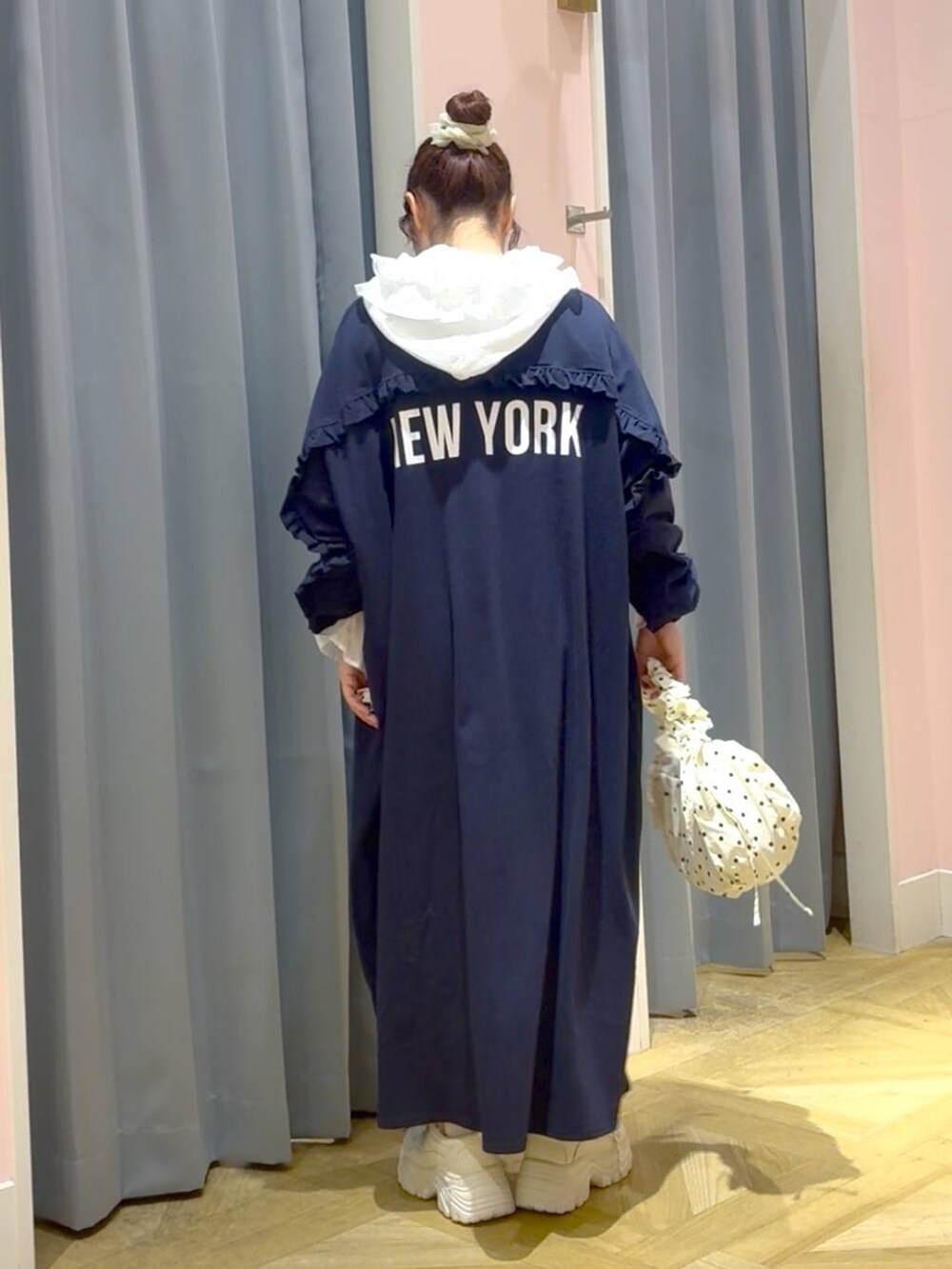 ブルー系のワンピース、ホワイト系のシャツ/ブラウス、ホワイト系のショルダーバッグを着用したレディースの秋コーディネートの3枚目の写真