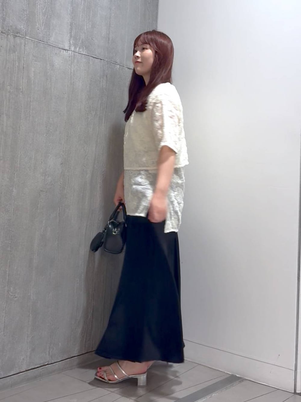 「大人カジュアル、ミーハー、きれいめ、きれいめカジュアル、夏コーデ、レイヤードスタイル、ウエストゴム、おでかけ、デート/ロマンティック、セールコーデ、大人女子カジュアル_LOWRYS FARM、ローリーズスタイル_LOWRYS FARM、LOWRYS FARM、着痩せ・細見え、体型カバー」|「LOWRYS FARMのラインヒールサンダル 323356(サンダル、シルバー系)」を使った、aikaさん(レディース・160cm)の夏コーディネートの2枚目の写真