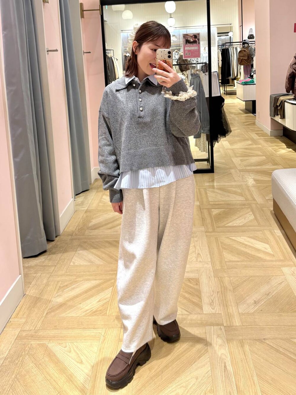 グレー系のスウェットパンツ、ブラウン系のローファー、ブルー系のシャツ/ブラウスを着用したレディースの冬コーディネートの2枚目の写真