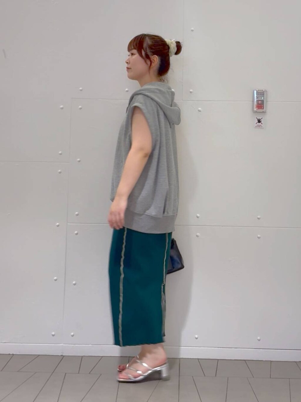 シルバー系のサンダル、グリーン系のスカート、グレー系のTシャツ/カットソーを着用したレディースの夏コーディネートの2枚目の写真