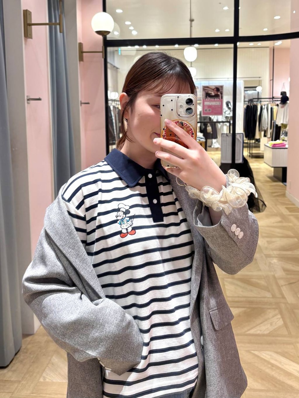 グレー系のテーラードジャケット、ブルー系のデニムパンツ、ブラウン系のローファーを着用したレディースの春コーディネートの4枚目の写真