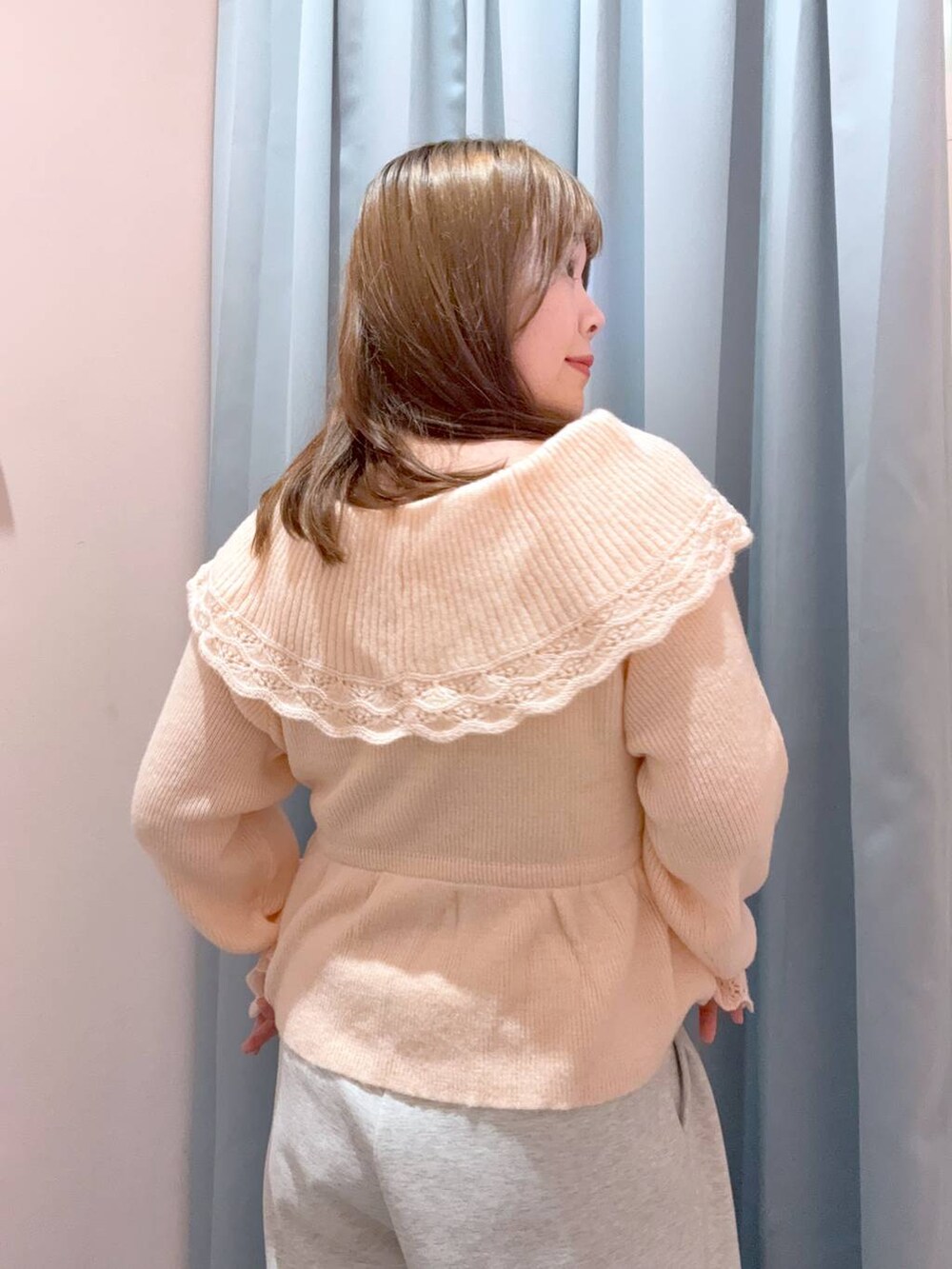 グレー系のスウェットパンツを着用したレディースの秋コーディネートの4枚目の写真