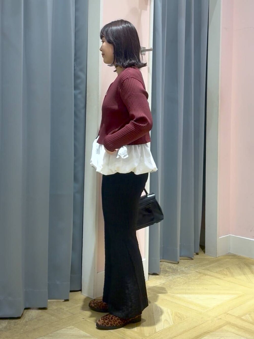 ブラック系のその他パンツ、ブラック系のボストンバッグ、その他のローファーを着用したレディースの秋コーディネートの2枚目の写真