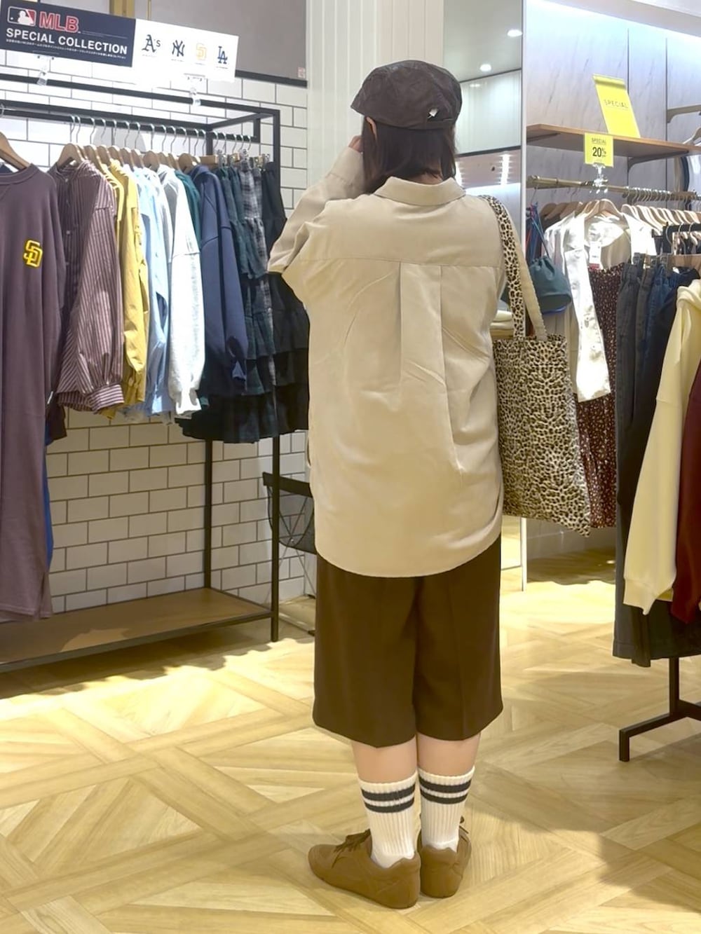 その他のトートバッグ、ブラウン系のその他パンツ、ブラウン系のスニーカーを着用したレディースの秋コーディネートの3枚目の写真