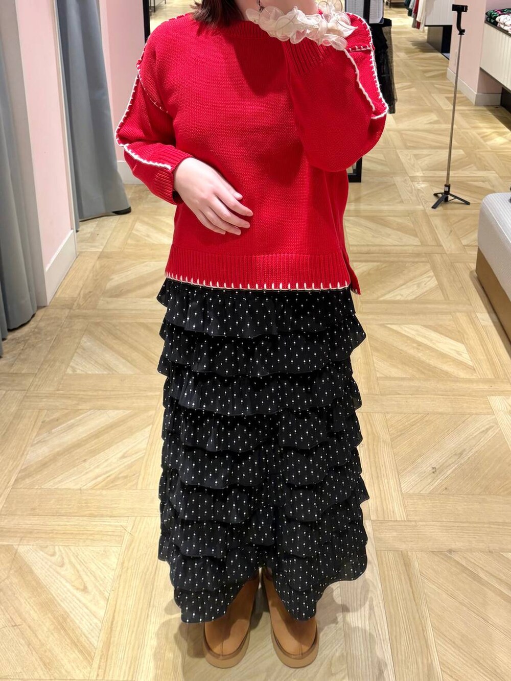 その他のスカート、ブラウン系のその他シューズ、レッド系のニット/セーターを着用したレディースの秋コーディネートの2枚目の写真