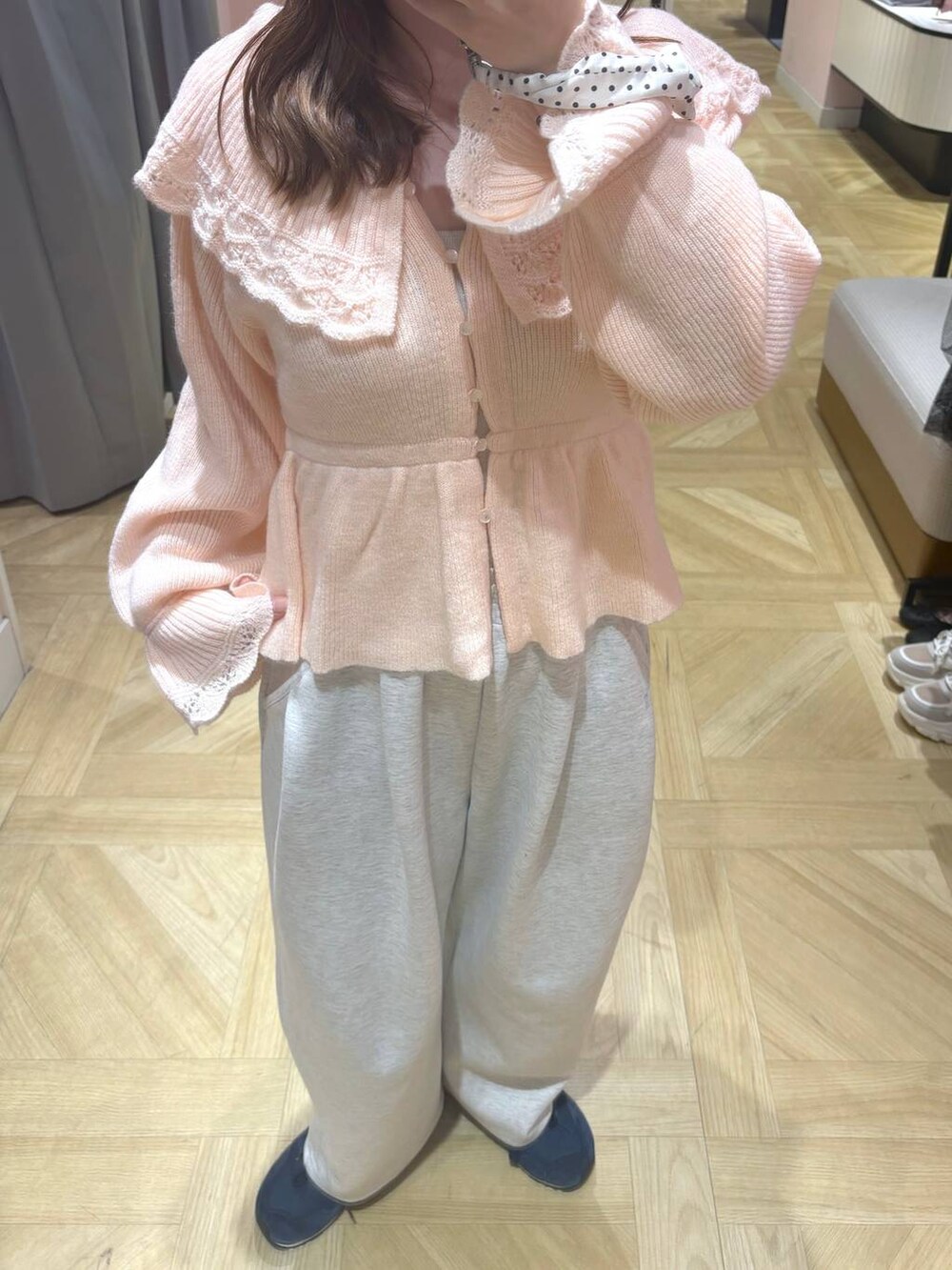 グレー系のスウェットパンツを着用したレディースの秋コーディネートの5枚目の写真