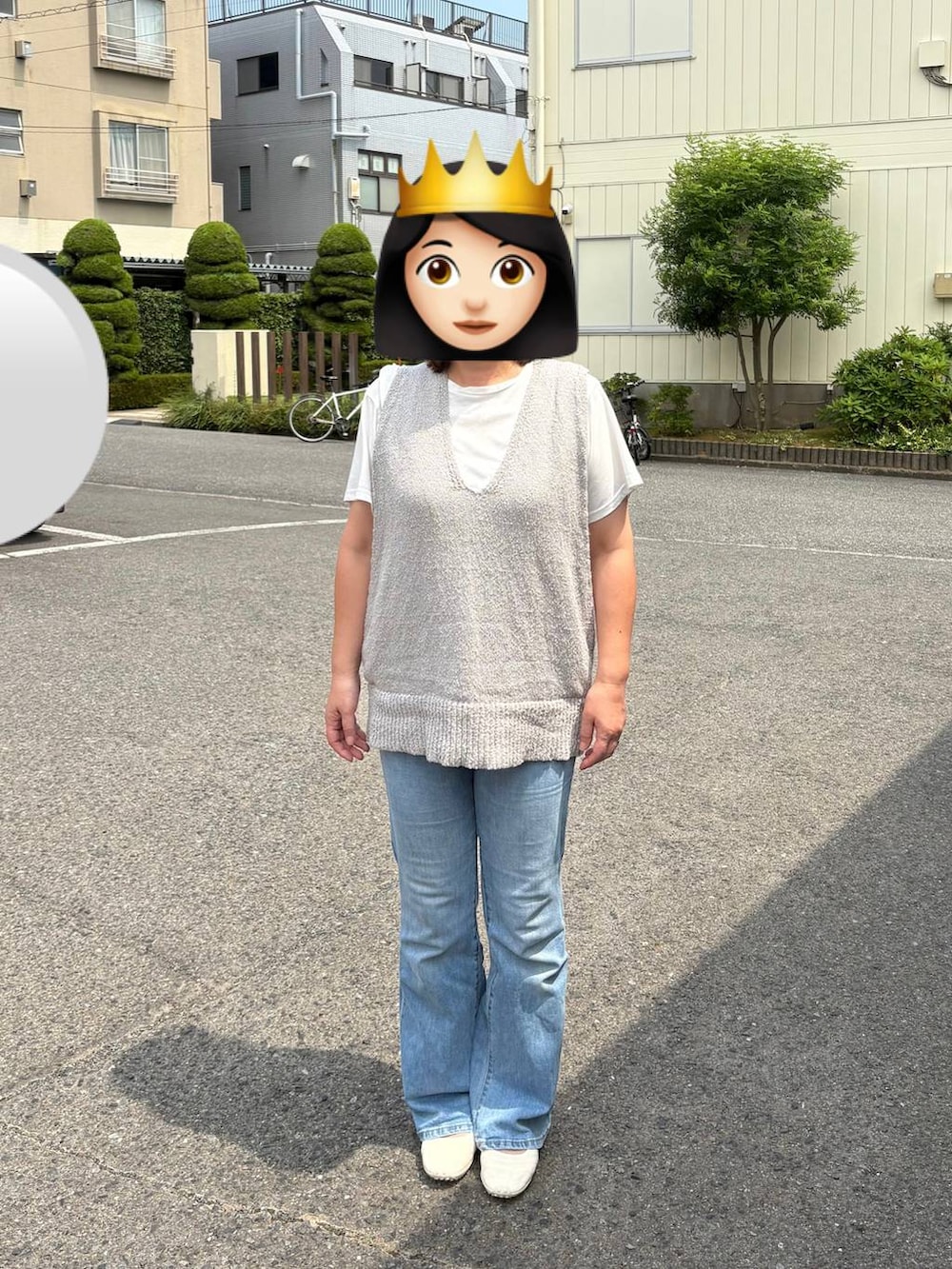 「体型カバー、カジュアル、差し色コーデ、大人カジュアル、シンプルコーデ、夏コーデ、ベスト、パンプス、着痩せ・細見え、着痩せ、大人女子カジュアル_LOWRYS FARM、ローリーズスタイル_LOWRYS FARM、LOWRYS FARM、ママコーデ、お出かけコーデ」｜「LOWRYS FARMのダブルバンドパフスニーカー 287447（スニーカー、ホワイト系）」を使った、aikaさん（レディース・160cm）の夏コーディネートの2枚目の写真
