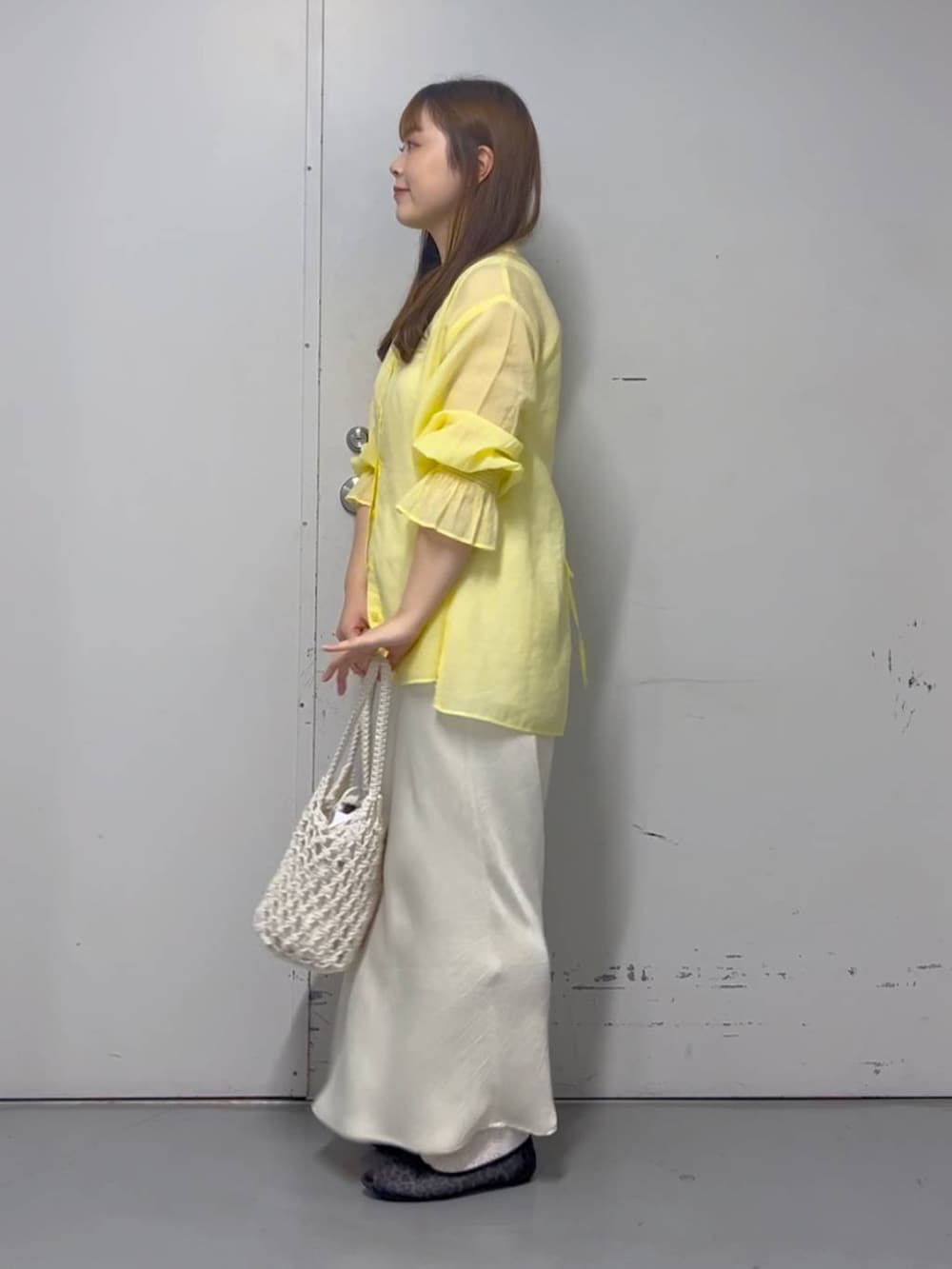 「体型カバー、カジュアル、差し色コーデ、大人カジュアル、ミーハー、ブラウス、春夏コーデ、春コーデ、春色、夏コーデ、スカート、大人女子カジュアル_LOWRYS FARM、ローリーズスタイル_LOWRYS FARM、LOWRYS FARM、きれいめカジュアル」｜「LOWRYS FARMのマクラメキンチャクツキトート　 284437（トートバッグ、ホワイト系）」を使った、aikaさん（レディース・160cm）の春コーディネートの2枚目の写真