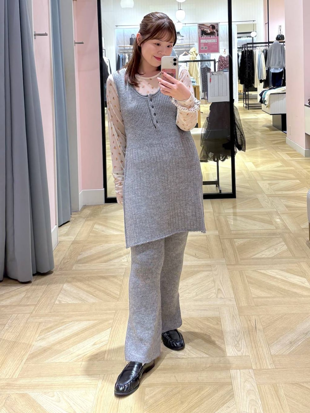 グレー系のその他パンツ、グレー系のチュニックを着用したレディースの秋コーディネートの3枚目の写真