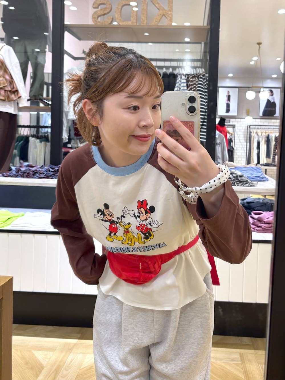 ベージュ系のTシャツ/カットソー、グレー系のスウェットパンツ、レッド系のボディバッグ/ウエストポーチを着用したレディースの秋コーディネートの3枚目の写真