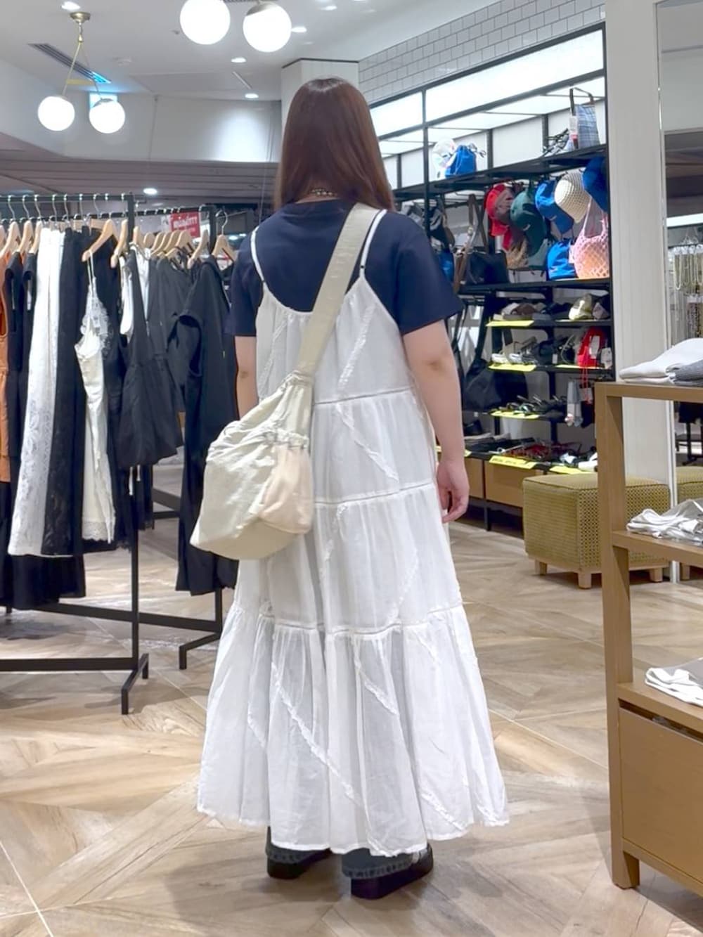 「体型カバー、カジュアル、差し色コーデ、大人カジュアル、ミーハー、Tシャツ、ワンピース、デニムパンツ、レイヤードスタイル、夏コーデ、ガーリー、おでかけ、大人女子カジュアル_LOWRYS FARM、ローリーズスタイル_LOWRYS FARM、LOWRYS FARM」|「LOWRYS FARMのビジューワイドストレートP 136104(デニムパンツ、ブルー系)」を使った、aikaさん(レディース・160cm)の夏コーディネートの3枚目の写真