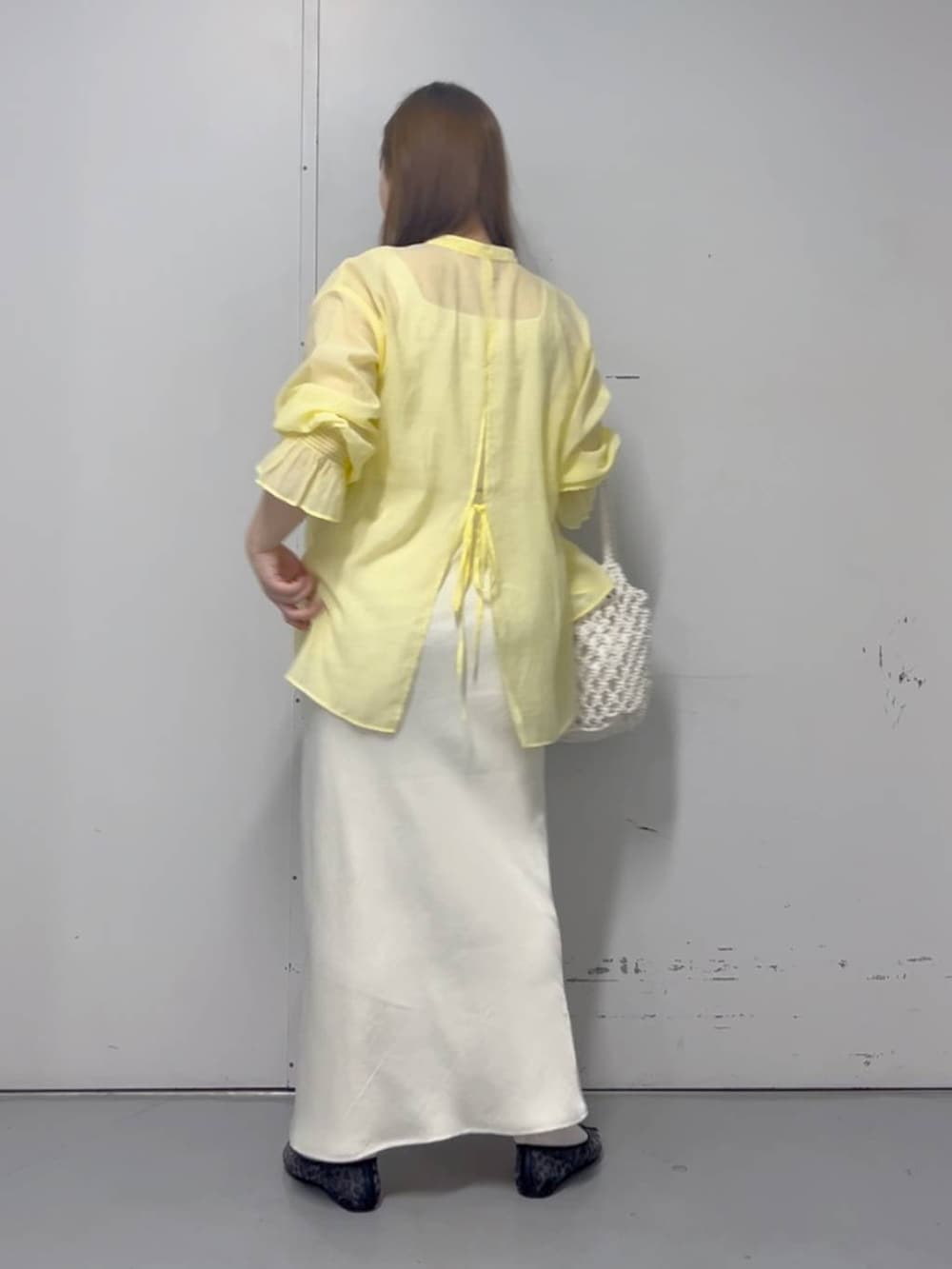 「体型カバー、カジュアル、差し色コーデ、大人カジュアル、ミーハー、ブラウス、春夏コーデ、春コーデ、春色、夏コーデ、スカート、大人女子カジュアル_LOWRYS FARM、ローリーズスタイル_LOWRYS FARM、LOWRYS FARM、きれいめカジュアル」｜「LOWRYS FARMのマクラメキンチャクツキトート　 284437（トートバッグ、ホワイト系）」を使った、aikaさん（レディース・160cm）の春コーディネートの3枚目の写真