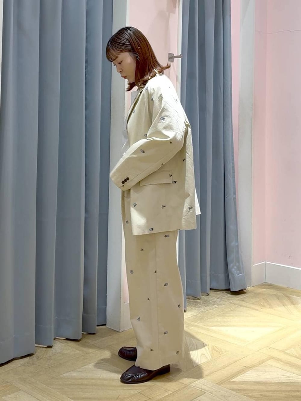 ブラウン系のローファー、ホワイト系のTシャツ/カットソー、ベージュ系のその他アウターを着用したレディースの春コーディネートの2枚目の写真