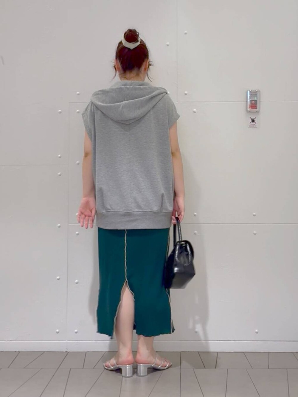 シルバー系のサンダル、グリーン系のスカート、グレー系のTシャツ/カットソーを着用したレディースの夏コーディネートの3枚目の写真