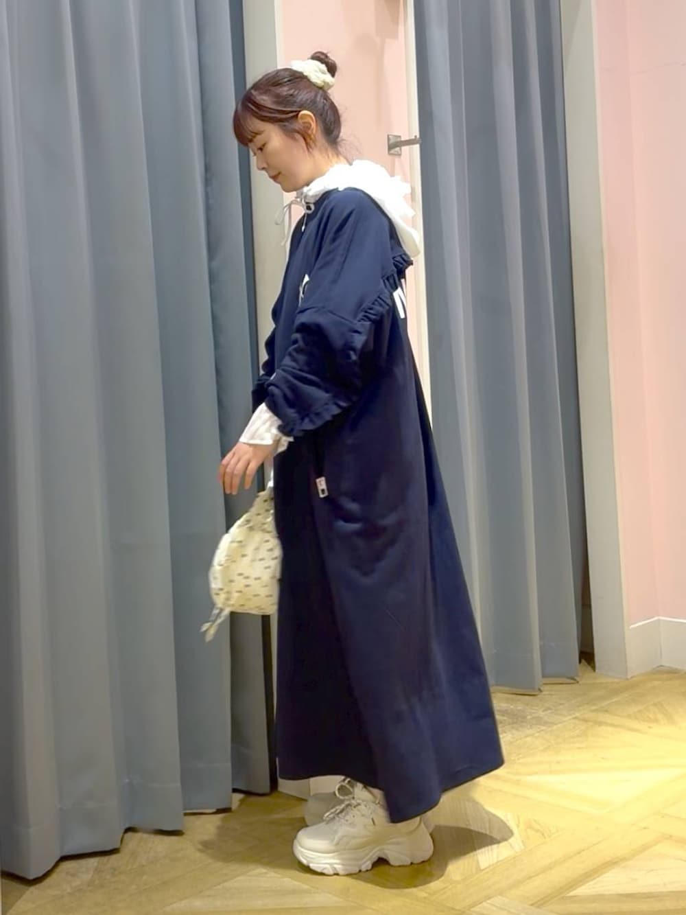 ブルー系のワンピース、ホワイト系のシャツ/ブラウス、ホワイト系のショルダーバッグを着用したレディースの秋コーディネートの2枚目の写真