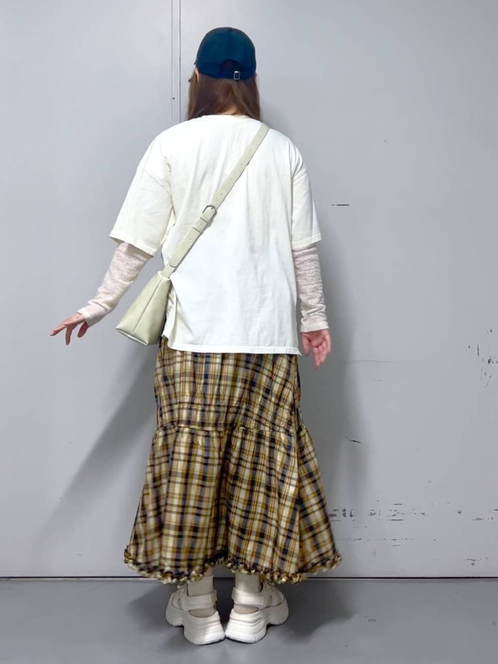 「体型カバー、カジュアル、差し色コーデ、Tシャツ、夏コーデ、春夏コーデ、春服みてみて、春コーデ、キャップ、スカート、レイヤードスタイル、大人カジュアル、ミーハー、ラフ、おでかけ」｜「LOWRYS FARMのＮＥＷＥＲＡ９ＴＷＥＮＴＹＣＡＰ　 283607（キャップ、ブルー系）」を使った、aikaさん（レディース・160cm）の春コーディネートの3枚目の写真