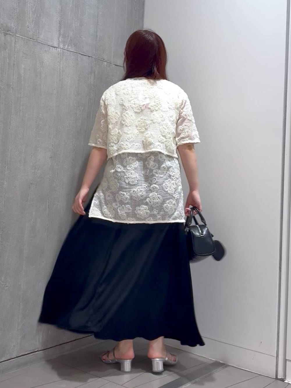 「大人カジュアル、ミーハー、きれいめ、きれいめカジュアル、夏コーデ、レイヤードスタイル、ウエストゴム、おでかけ、デート/ロマンティック、セールコーデ、大人女子カジュアル_LOWRYS FARM、ローリーズスタイル_LOWRYS FARM、LOWRYS FARM、着痩せ・細見え、体型カバー」|「LOWRYS FARMのラインヒールサンダル 323356(サンダル、シルバー系)」を使った、aikaさん(レディース・160cm)の夏コーディネートの3枚目の写真