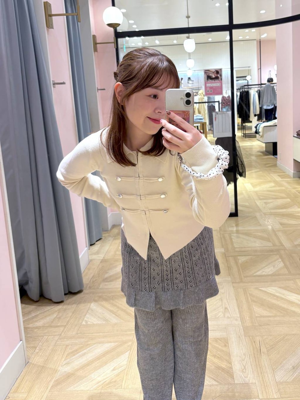 グレー系のその他パンツ、ホワイト系のカーディガン/ボレロを着用したレディースの秋コーディネートの4枚目の写真
