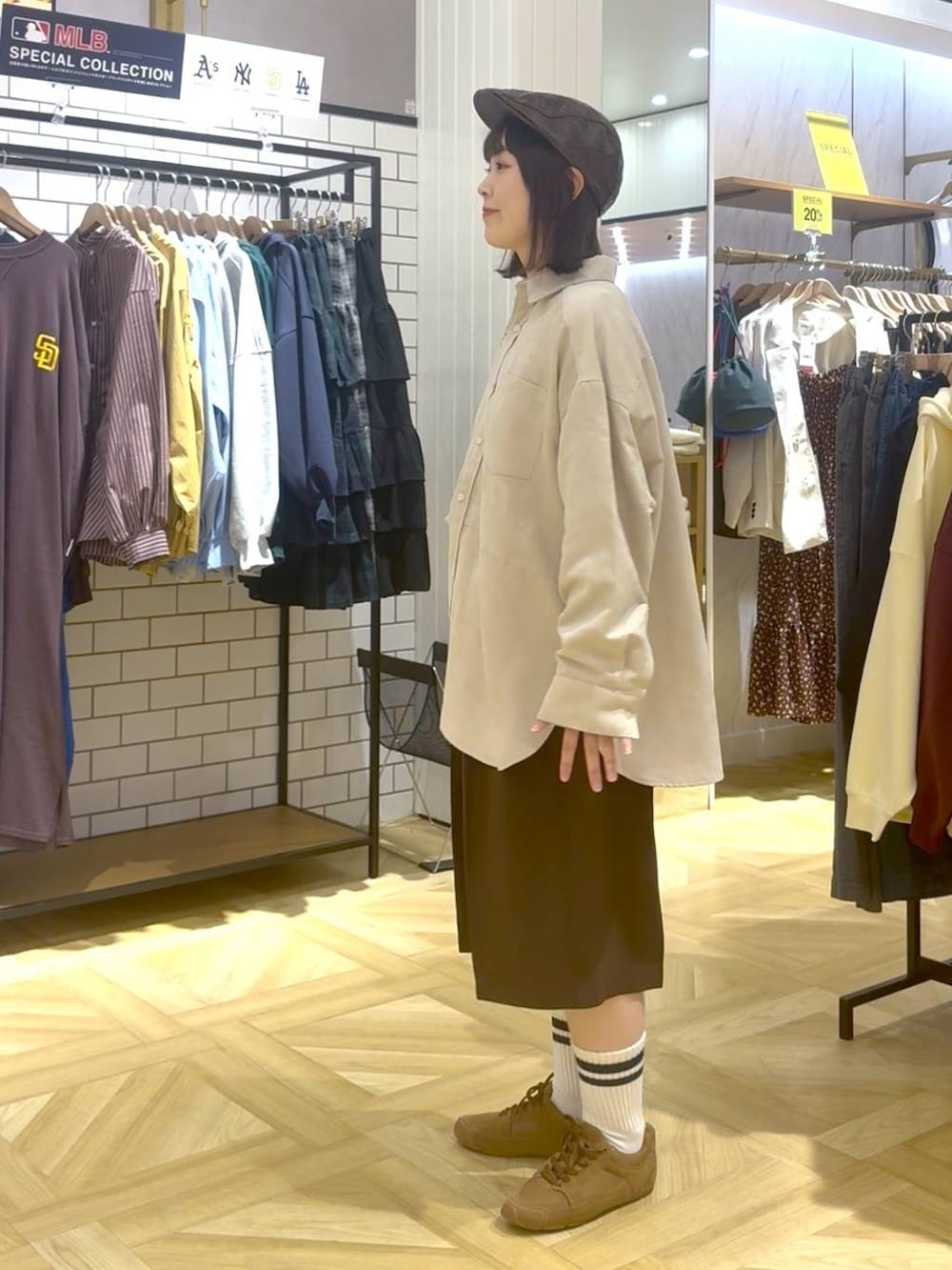 その他のトートバッグ、ブラウン系のその他パンツ、ブラウン系のスニーカーを着用したレディースの秋コーディネートの2枚目の写真