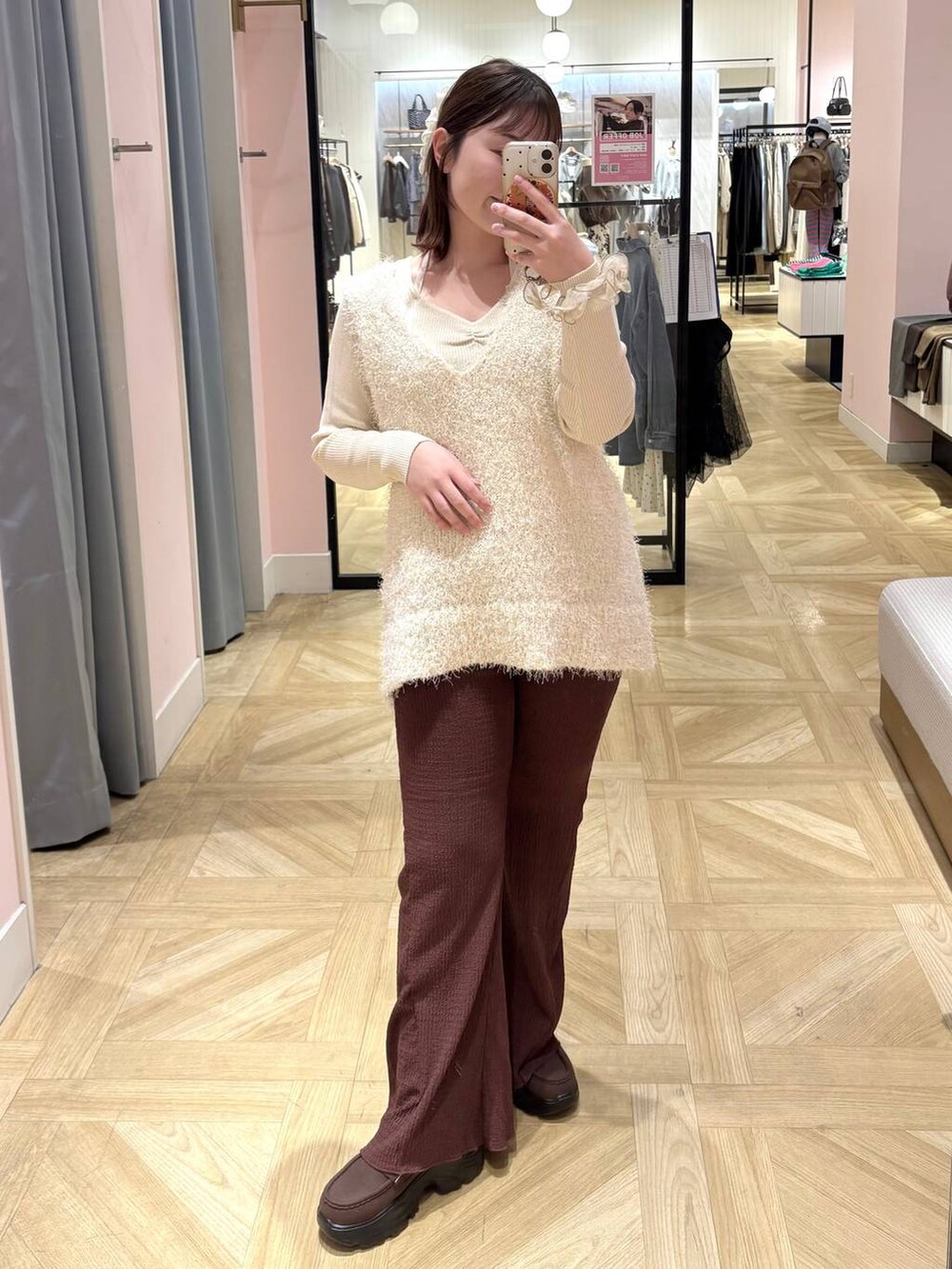 ブラウン系のローファー、ホワイト系のニット/セーター、ホワイト系のベストを着用したレディースの冬コーディネートの3枚目の写真