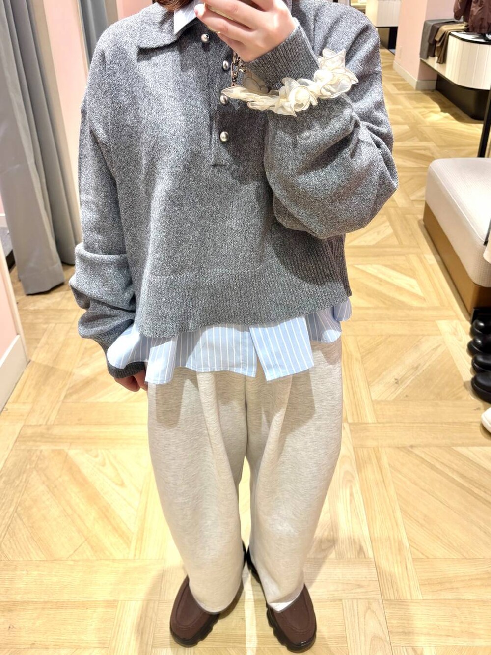 グレー系のスウェットパンツ、ブラウン系のローファー、ブルー系のシャツ/ブラウスを着用したレディースの冬コーディネートの3枚目の写真