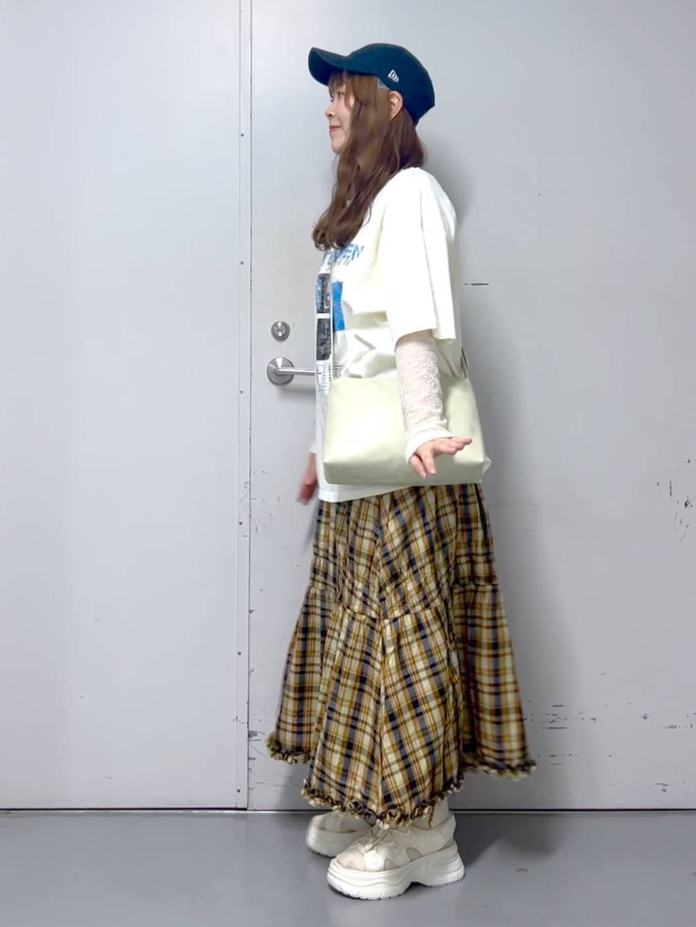 「体型カバー、カジュアル、差し色コーデ、Tシャツ、夏コーデ、春夏コーデ、春服みてみて、春コーデ、キャップ、スカート、レイヤードスタイル、大人カジュアル、ミーハー、ラフ、おでかけ」｜「LOWRYS FARMのＮＥＷＥＲＡ９ＴＷＥＮＴＹＣＡＰ　 283607（キャップ、ブルー系）」を使った、aikaさん（レディース・160cm）の春コーディネートの2枚目の写真