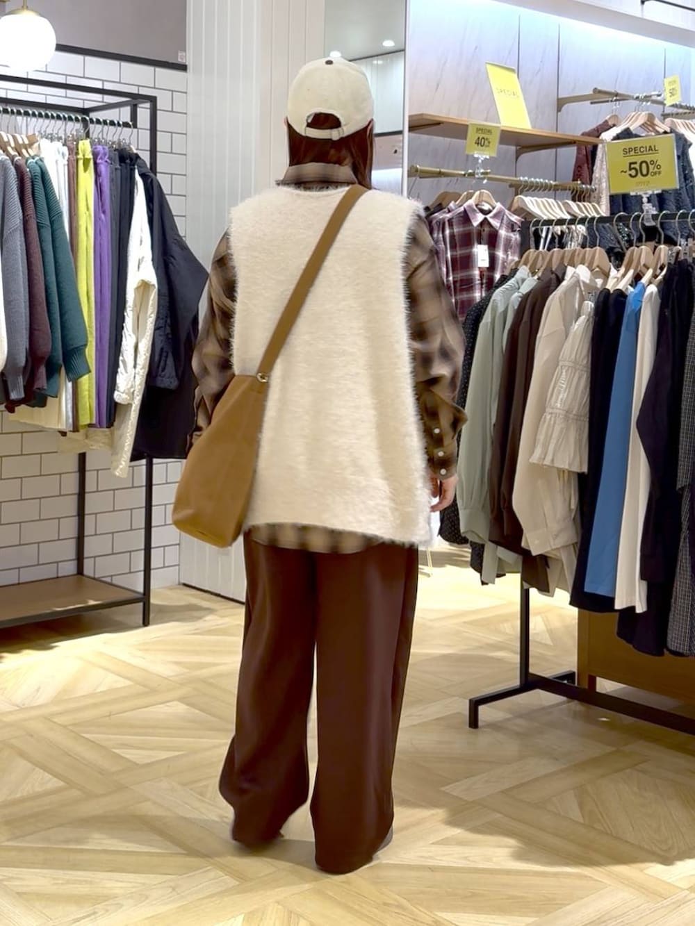 ブラウン系のスウェットパンツ、ブラウン系のシャツ/ブラウス、ホワイト系のベストを着用したレディースの秋コーディネートの3枚目の写真