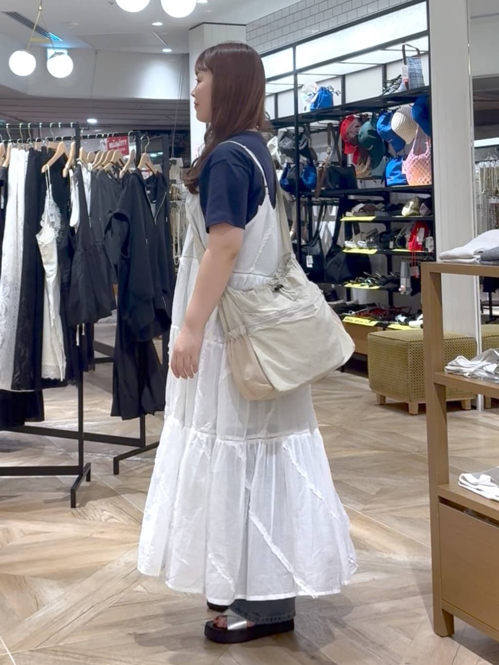 「体型カバー、カジュアル、差し色コーデ、大人カジュアル、ミーハー、Tシャツ、ワンピース、デニムパンツ、レイヤードスタイル、夏コーデ、ガーリー、おでかけ、大人女子カジュアル_LOWRYS FARM、ローリーズスタイル_LOWRYS FARM、LOWRYS FARM」|「LOWRYS FARMのビジューワイドストレートP 136104(デニムパンツ、ブルー系)」を使った、aikaさん(レディース・160cm)の夏コーディネートの2枚目の写真