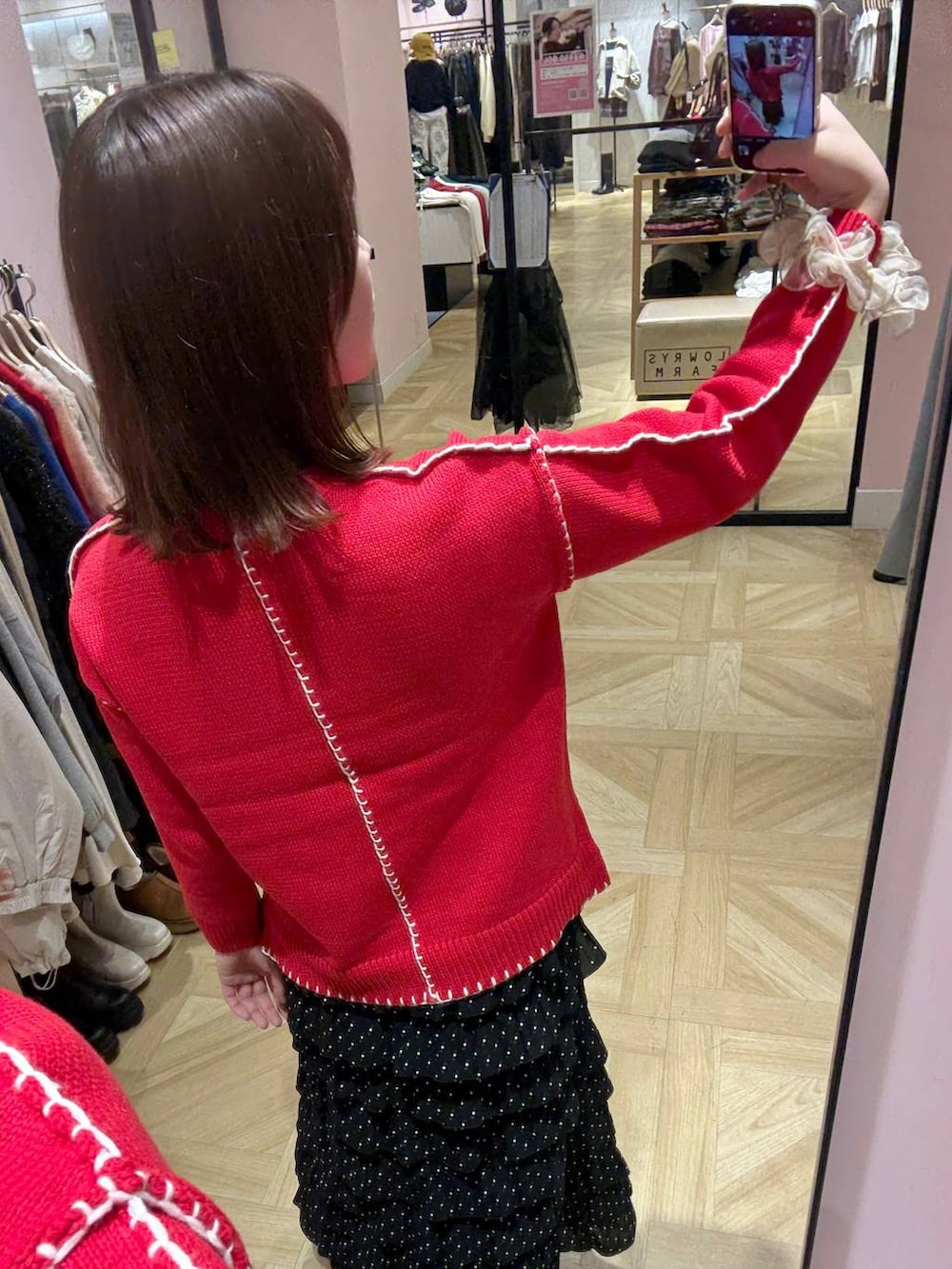 その他のスカート、ブラウン系のその他シューズ、レッド系のニット/セーターを着用したレディースの秋コーディネートの4枚目の写真