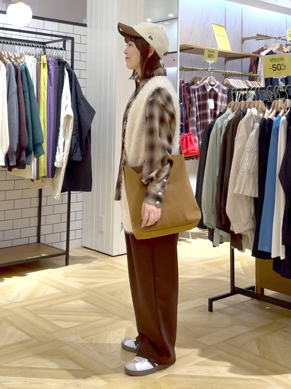 ブラウン系のスウェットパンツ、ブラウン系のシャツ/ブラウス、ホワイト系のベストを着用したレディースの秋コーディネートの2枚目の写真