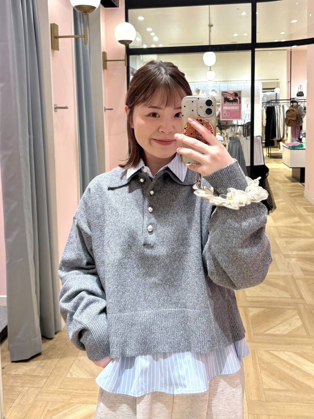 グレー系のスウェットパンツ、ブラウン系のローファー、ブルー系のシャツ/ブラウスを着用したレディースの冬コーディネートの4枚目の写真