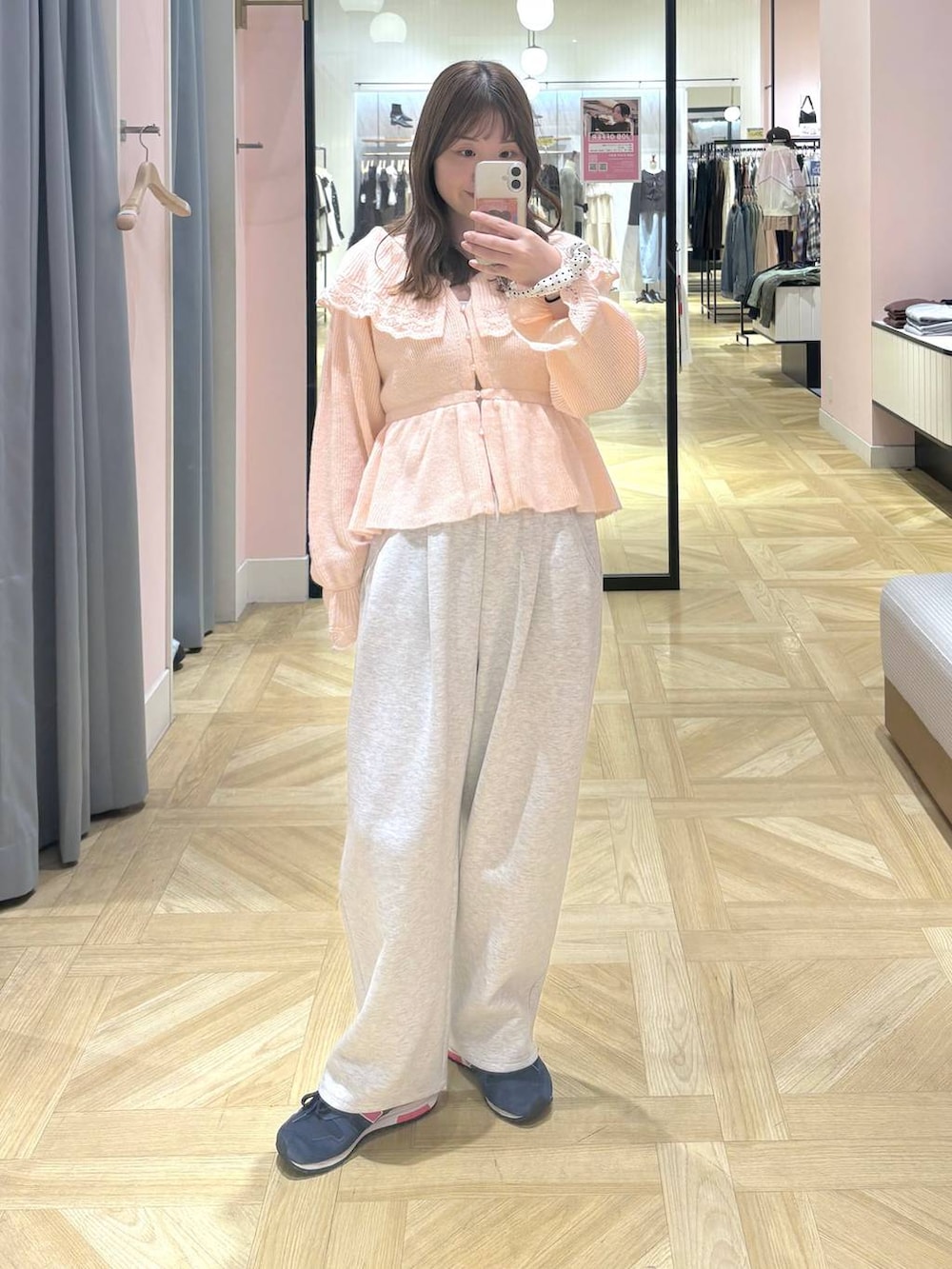 グレー系のスウェットパンツを着用したレディースの秋コーディネートの2枚目の写真
