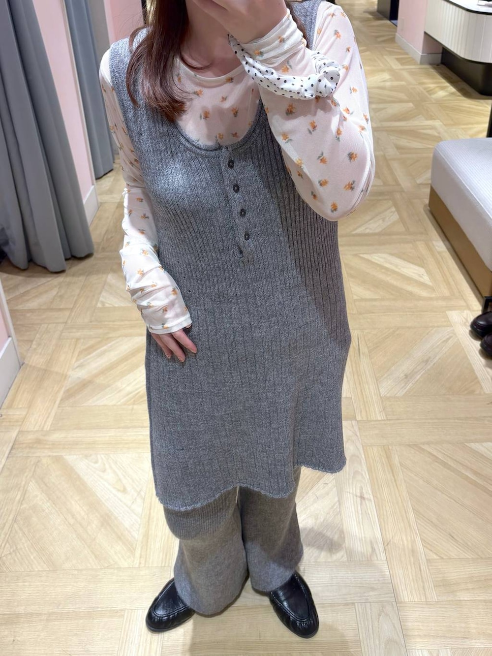 グレー系のその他パンツ、グレー系のチュニックを着用したレディースの秋コーディネートの2枚目の写真