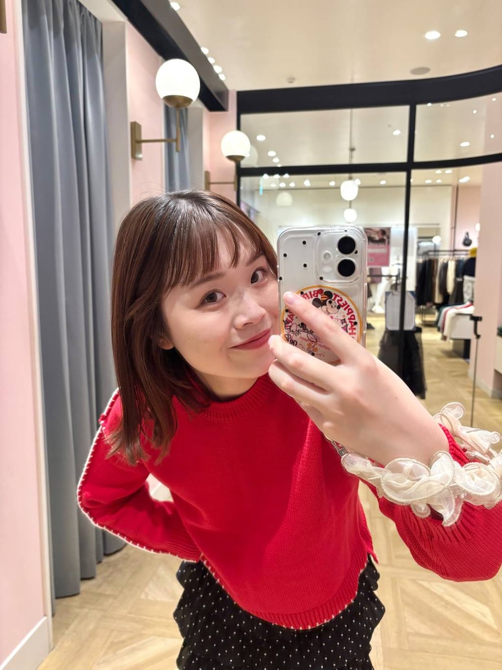 その他のスカート、ブラウン系のその他シューズ、レッド系のニット/セーターを着用したレディースの秋コーディネートの3枚目の写真