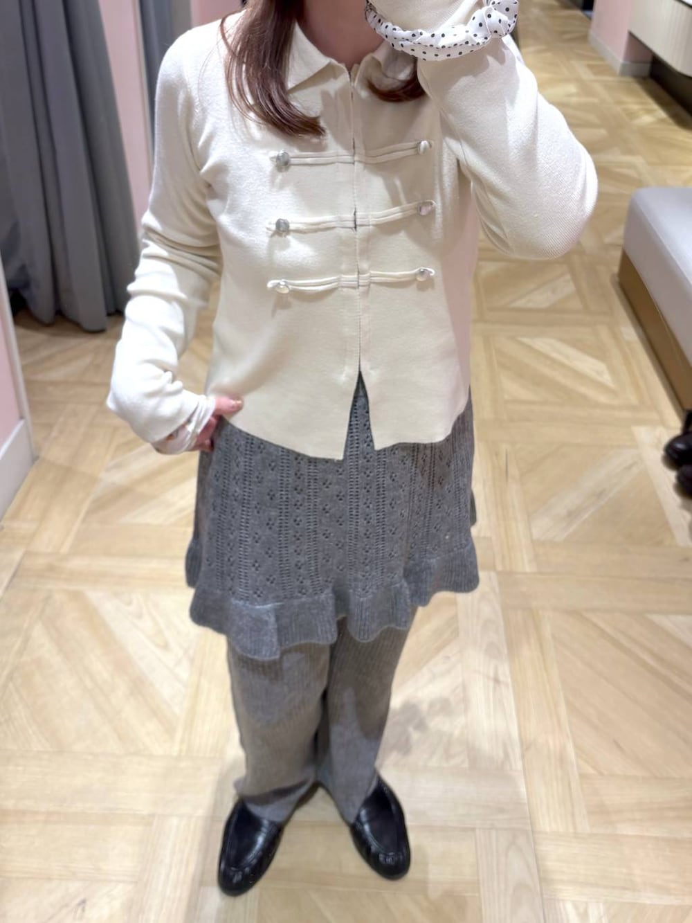 グレー系のその他パンツ、ホワイト系のカーディガン/ボレロを着用したレディースの秋コーディネートの3枚目の写真