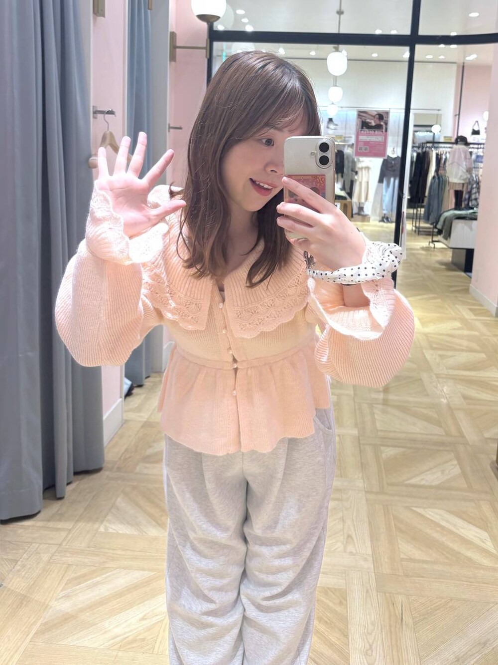 グレー系のスウェットパンツを着用したレディースの秋コーディネートの6枚目の写真