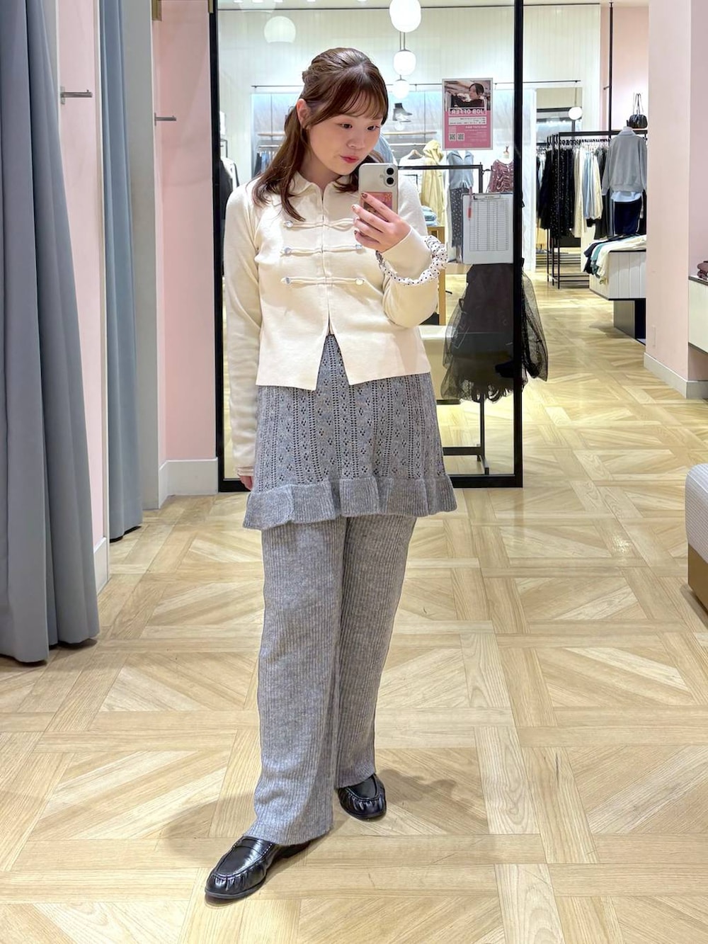 グレー系のその他パンツ、ホワイト系のカーディガン/ボレロを着用したレディースの秋コーディネートの2枚目の写真