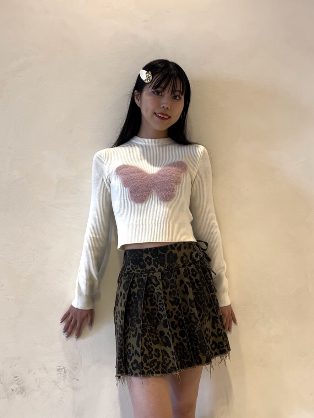 ホワイト系のニット/セーター、グレー系のチェスターコート、ブラウン系のその他パンツを着用したレディースの冬コーディネートの4枚目の写真