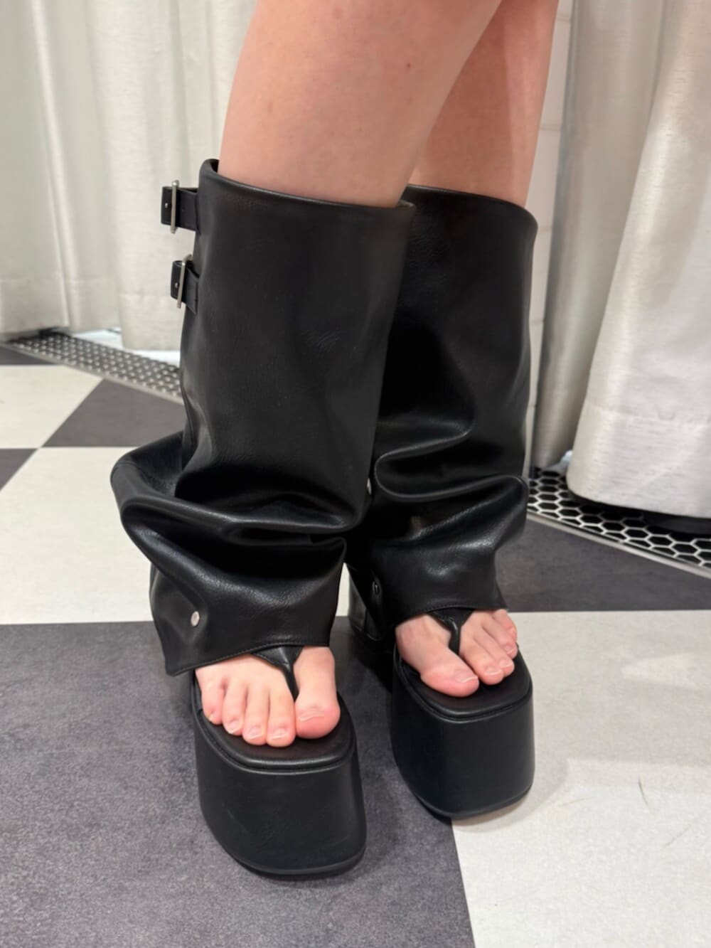 グレー系のタンクトップ、グレー系のスカート、ブラウン系のハンドバッグを着用したレディースの夏コーディネートの7枚目の写真