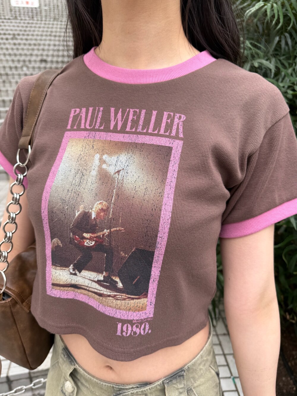 ブラウン系のハンドバッグ、ベージュ系のデニムパンツ、ブラウン系のTシャツ/カットソーを着用したレディースの春コーディネートの5枚目の写真