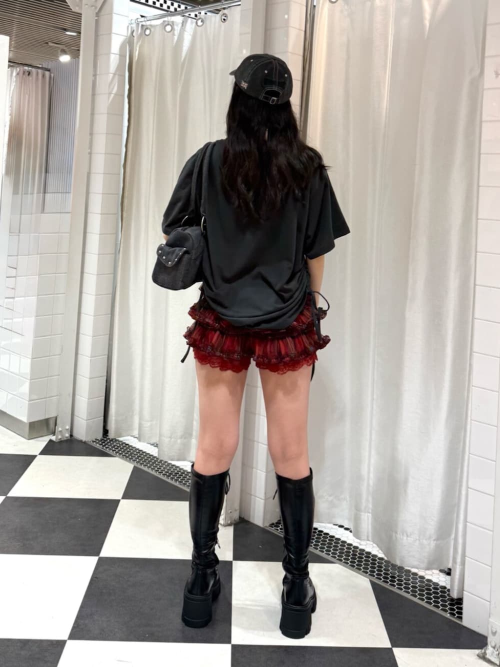 ブラック系のボストンバッグ、ブラック系のブーツ、ブラック系のTシャツ/カットソーを着用したレディースの夏コーディネートの3枚目の写真
