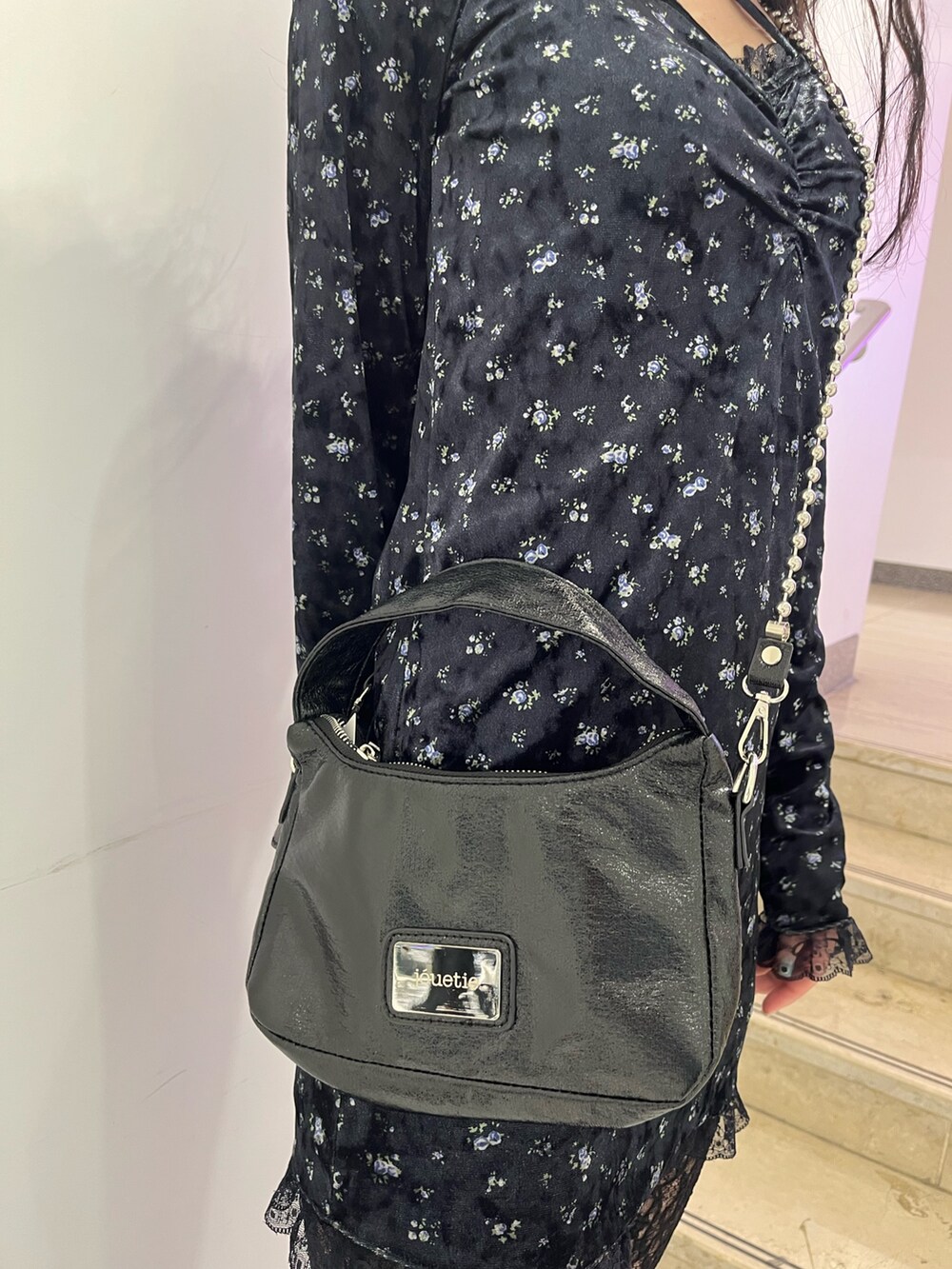 ブルー系のワンピース、ブラック系のハンドバッグ、ブラック系のその他パンツを着用したレディースの冬コーディネートの6枚目の写真