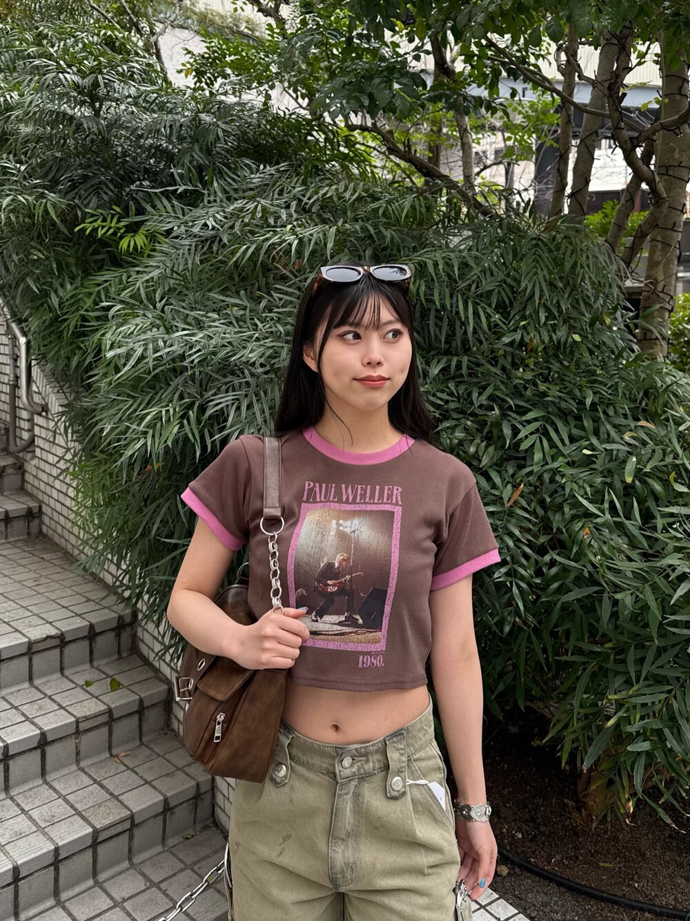 ブラウン系のハンドバッグ、ベージュ系のデニムパンツ、ブラウン系のTシャツ/カットソーを着用したレディースの春コーディネートの4枚目の写真