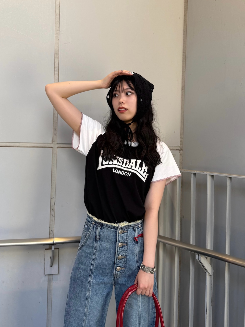 ブラック系のボストンバッグ、ブルー系のデニムパンツ、ブラック系のTシャツ/カットソーを着用したレディースの夏コーディネートの4枚目の写真