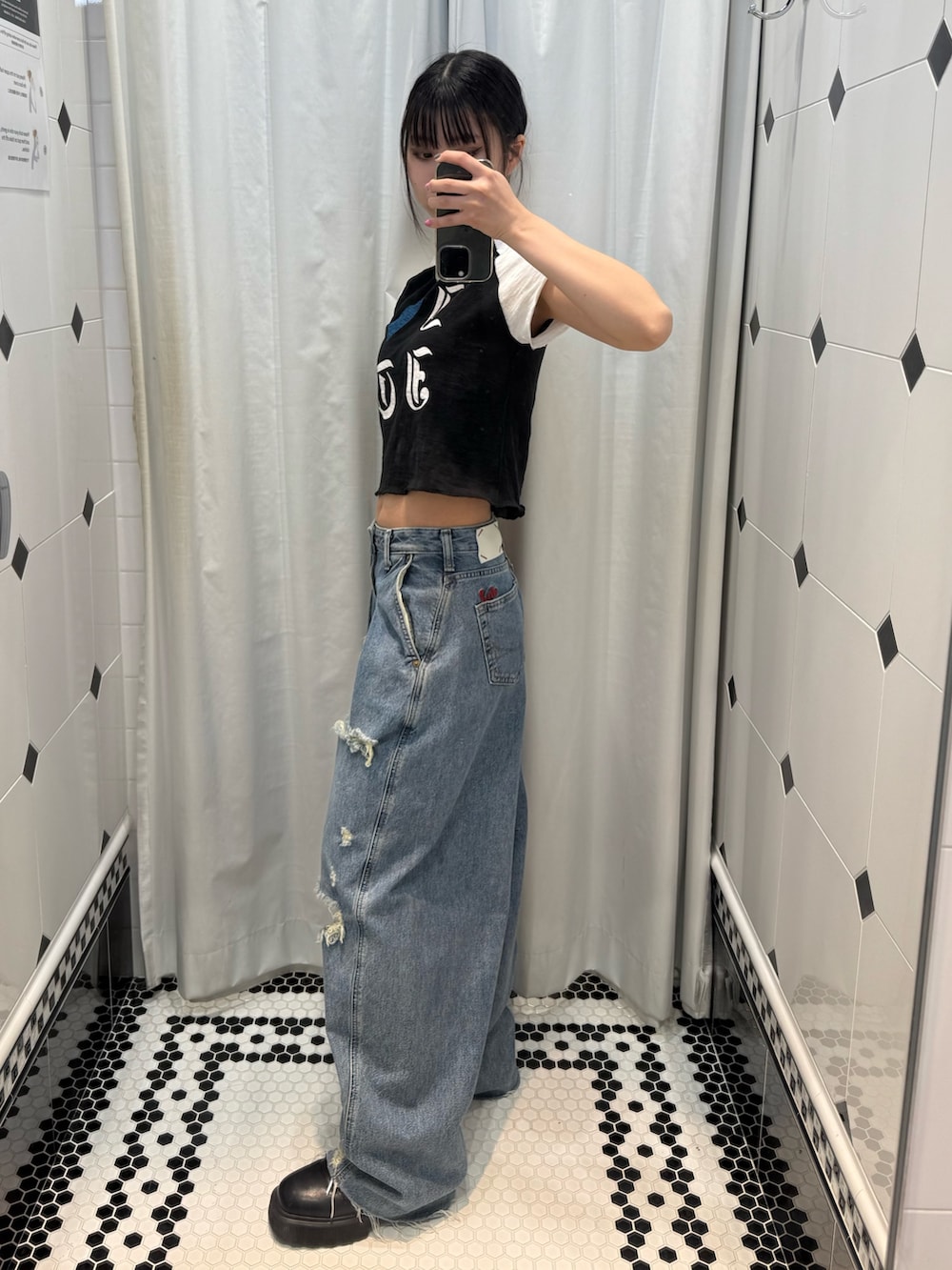 ブラック系のTシャツ/カットソー、ブルー系のデニムパンツ、シルバー系のチョーカーを着用したレディースの夏コーディネートの3枚目の写真