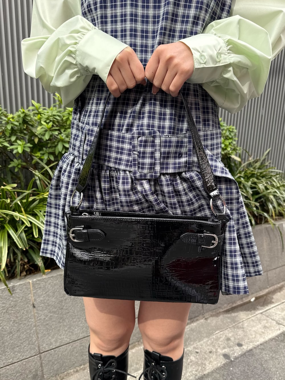 ブルー系のシャツワンピース、ブラック系のブーツ、ブラック系のハンドバッグを着用したレディースの冬コーディネートの9枚目の写真