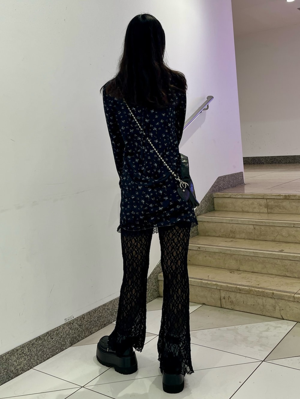 ブルー系のワンピース、ブラック系のハンドバッグ、ブラック系のその他パンツを着用したレディースの冬コーディネートの3枚目の写真