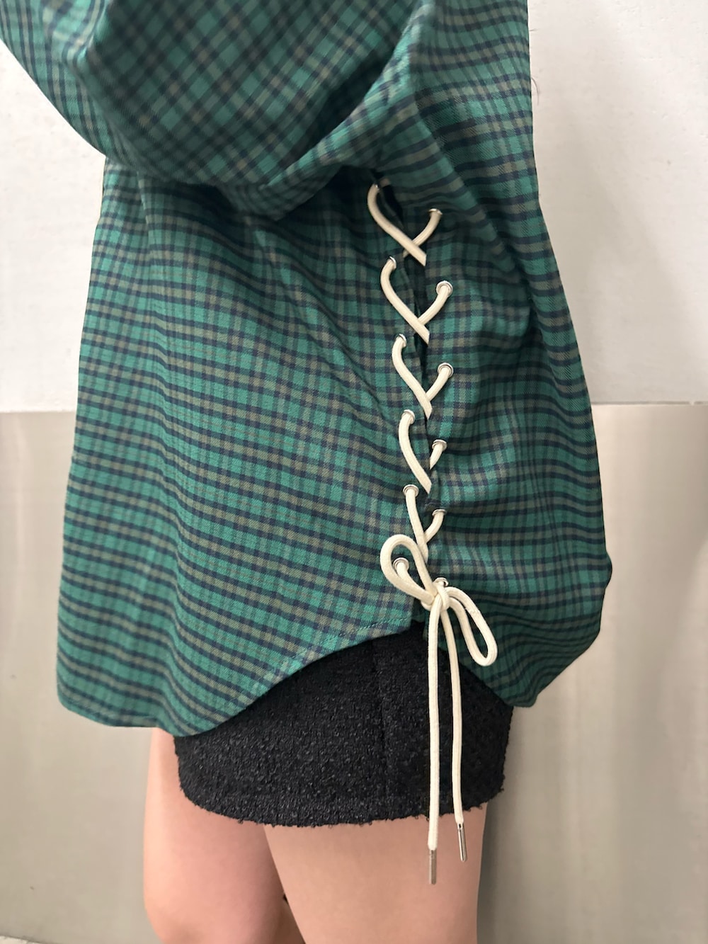 シルバー系のボストンバッグ、その他のシャツ/ブラウス、ブラック系のブーツを着用したレディースの冬コーディネートの6枚目の写真