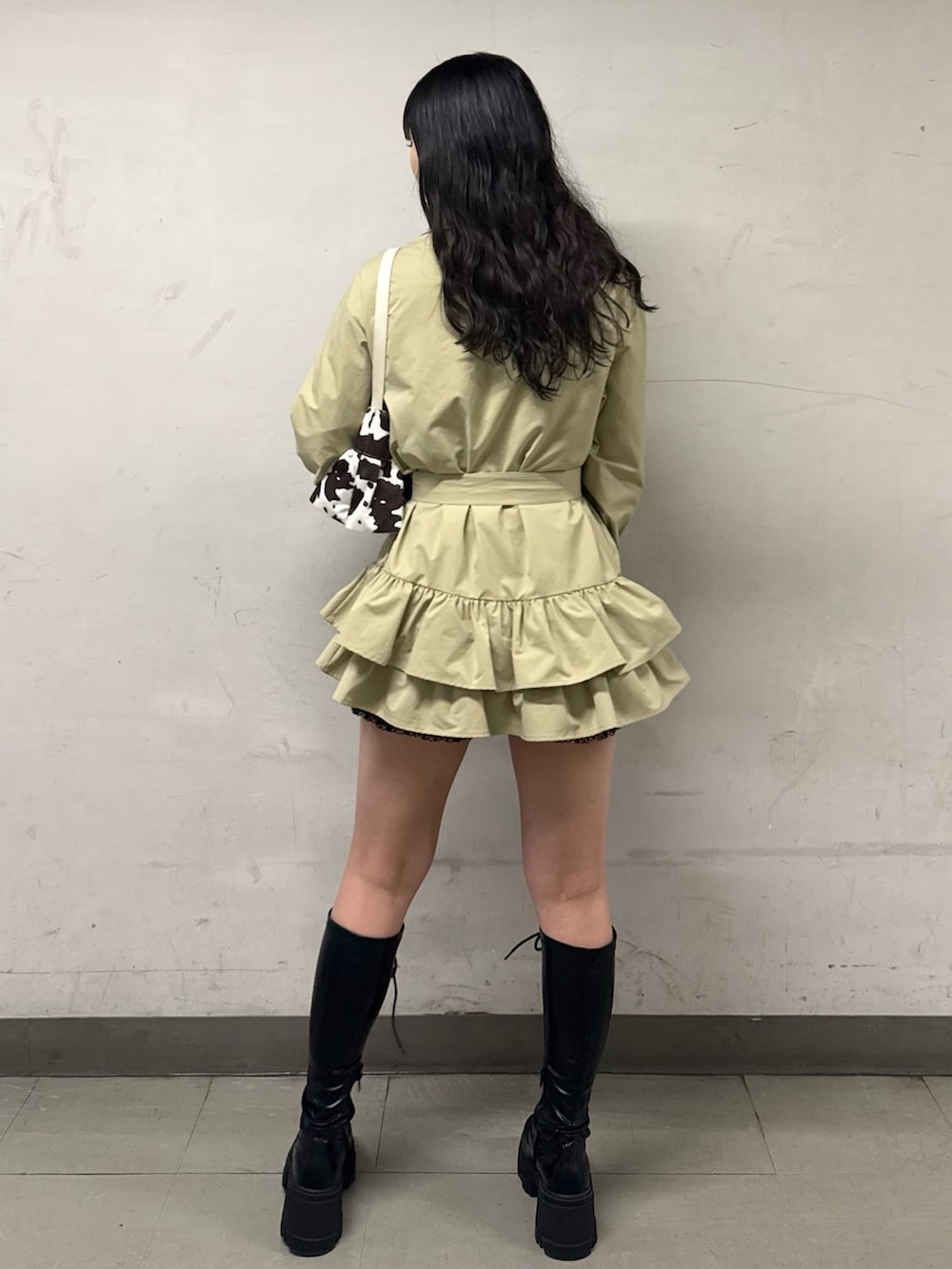 ブラック系のブーツ、ブラック系のネクタイ、ブルー系のシャツ/ブラウスを着用したレディースの冬コーディネートの3枚目の写真